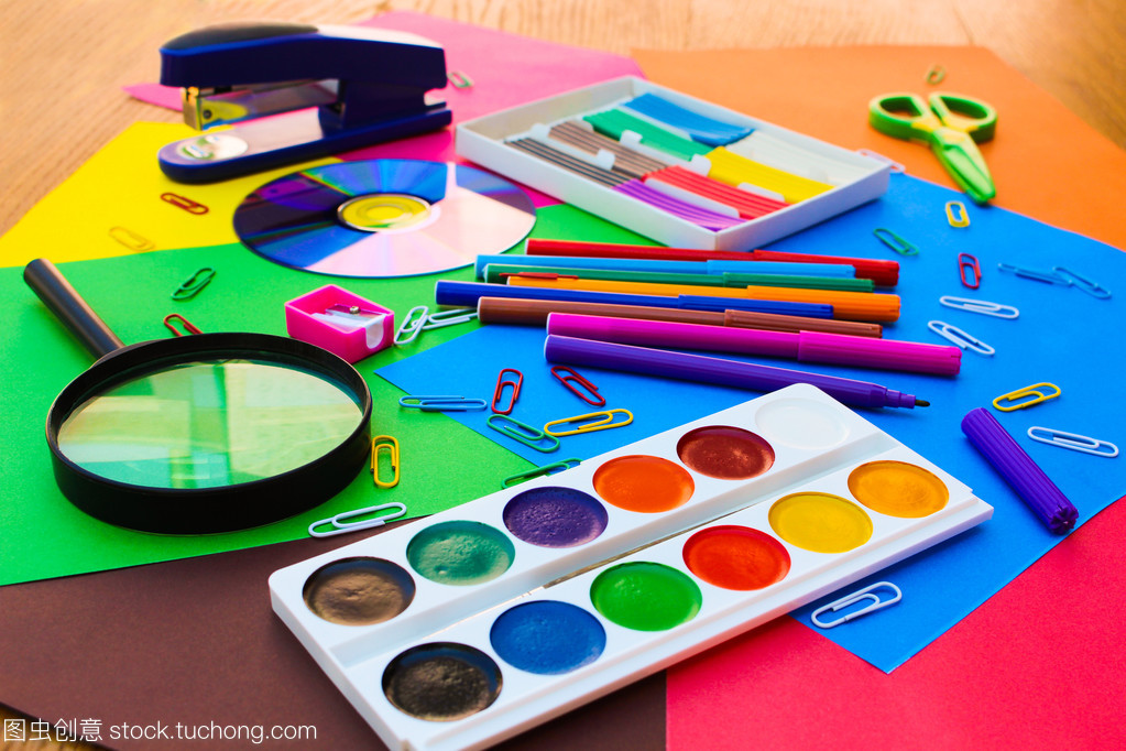 文具的多元世界 彩色纸张在学校与办公场景下的应用